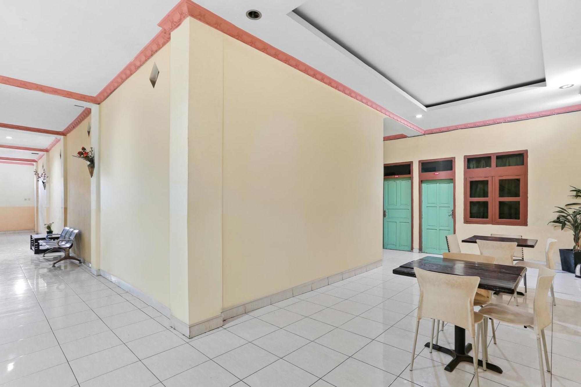 Oyo 93046 Hotel Fortuna Parepare Kültér fotó