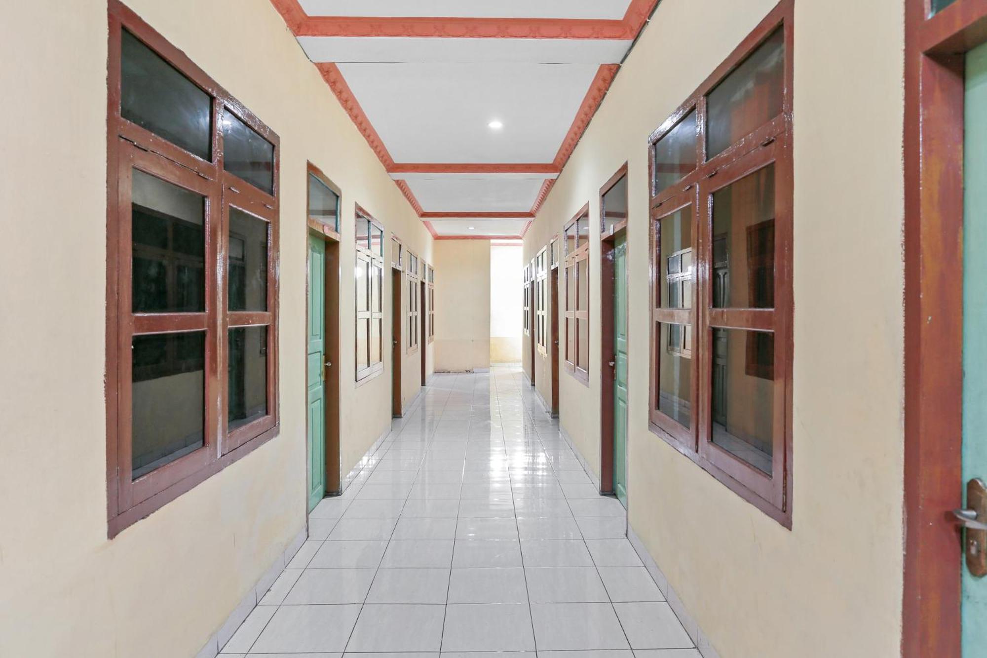 Oyo 93046 Hotel Fortuna Parepare Kültér fotó
