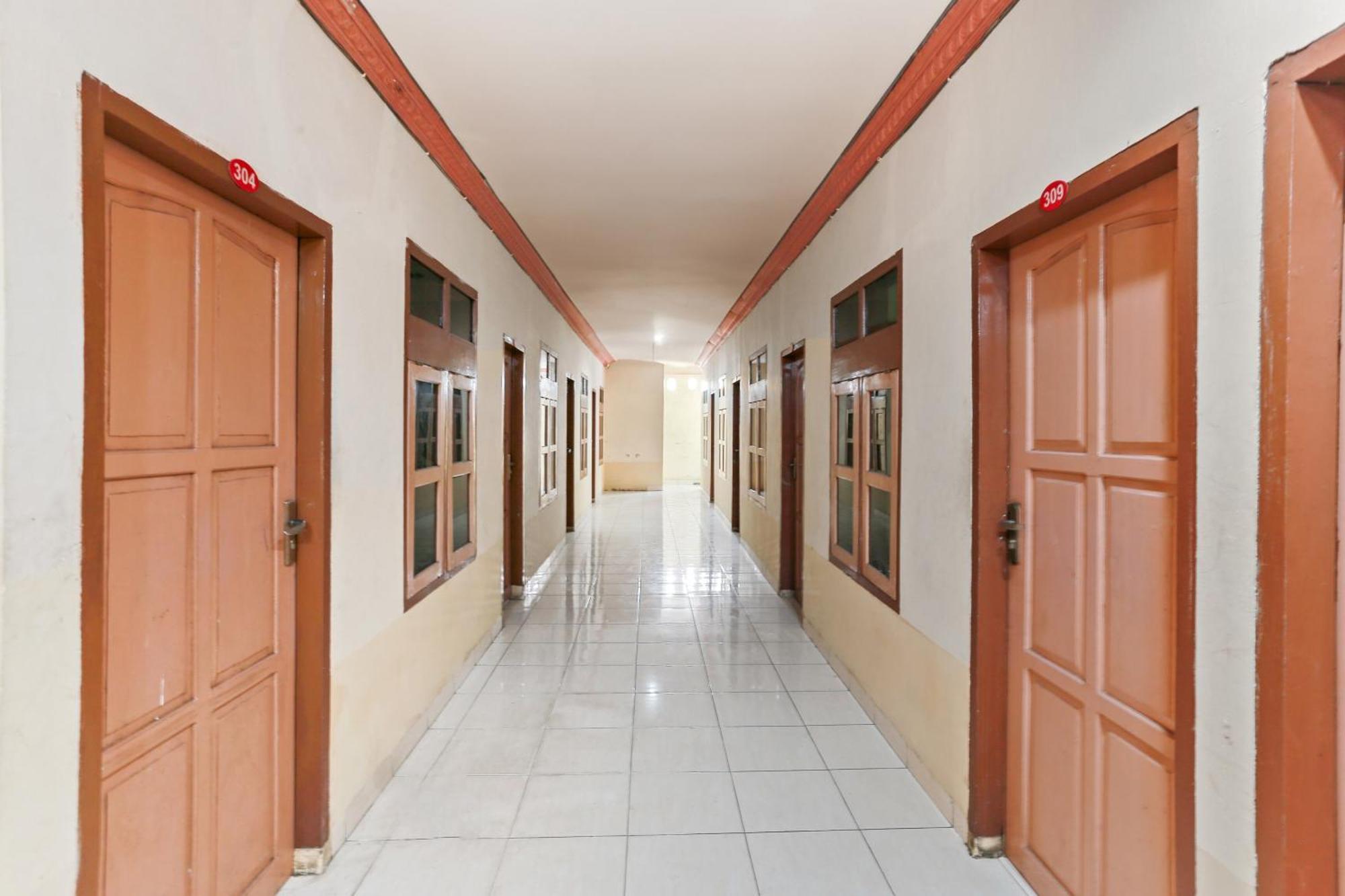 Oyo 93046 Hotel Fortuna Parepare Kültér fotó