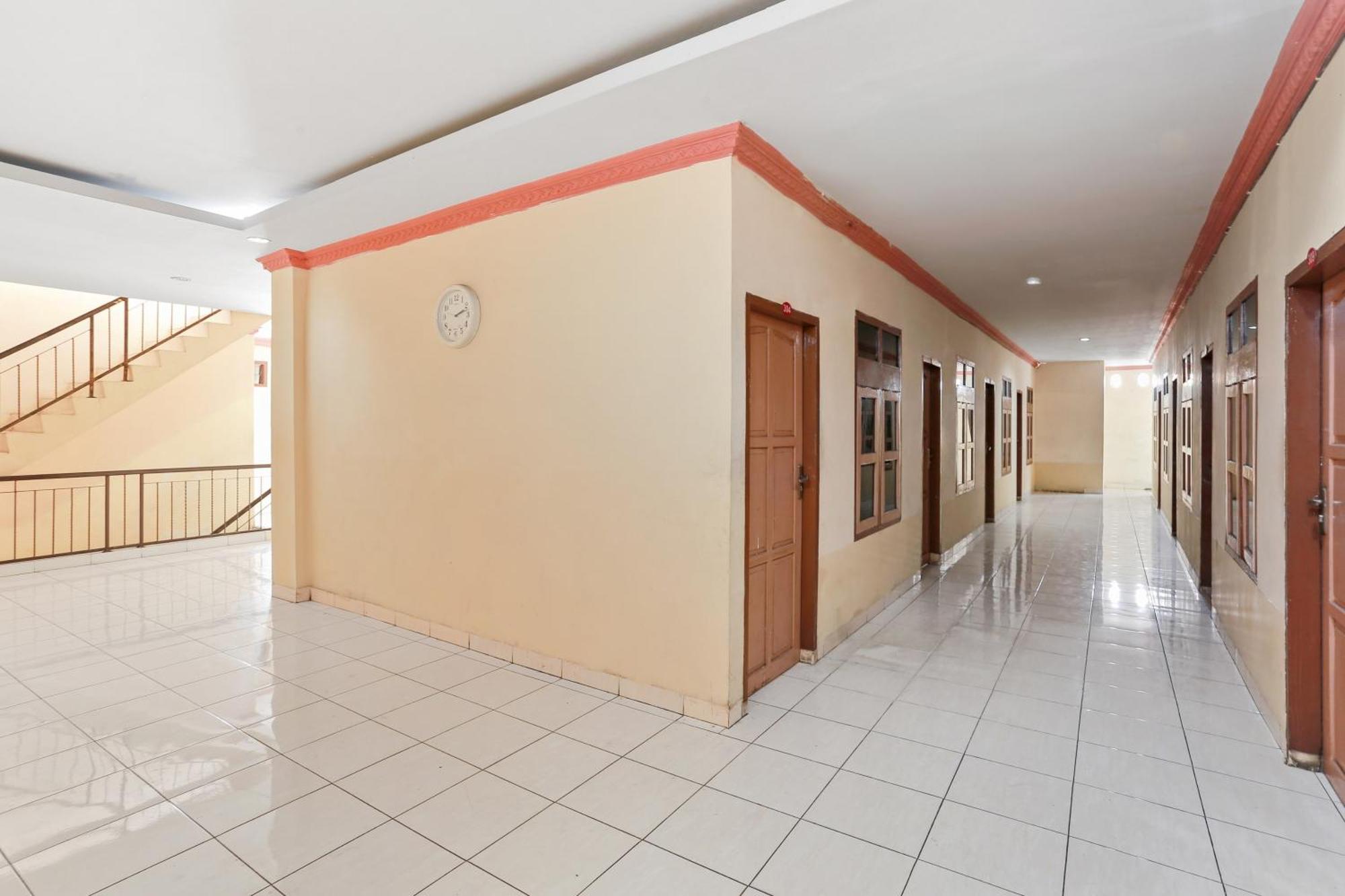 Oyo 93046 Hotel Fortuna Parepare Kültér fotó