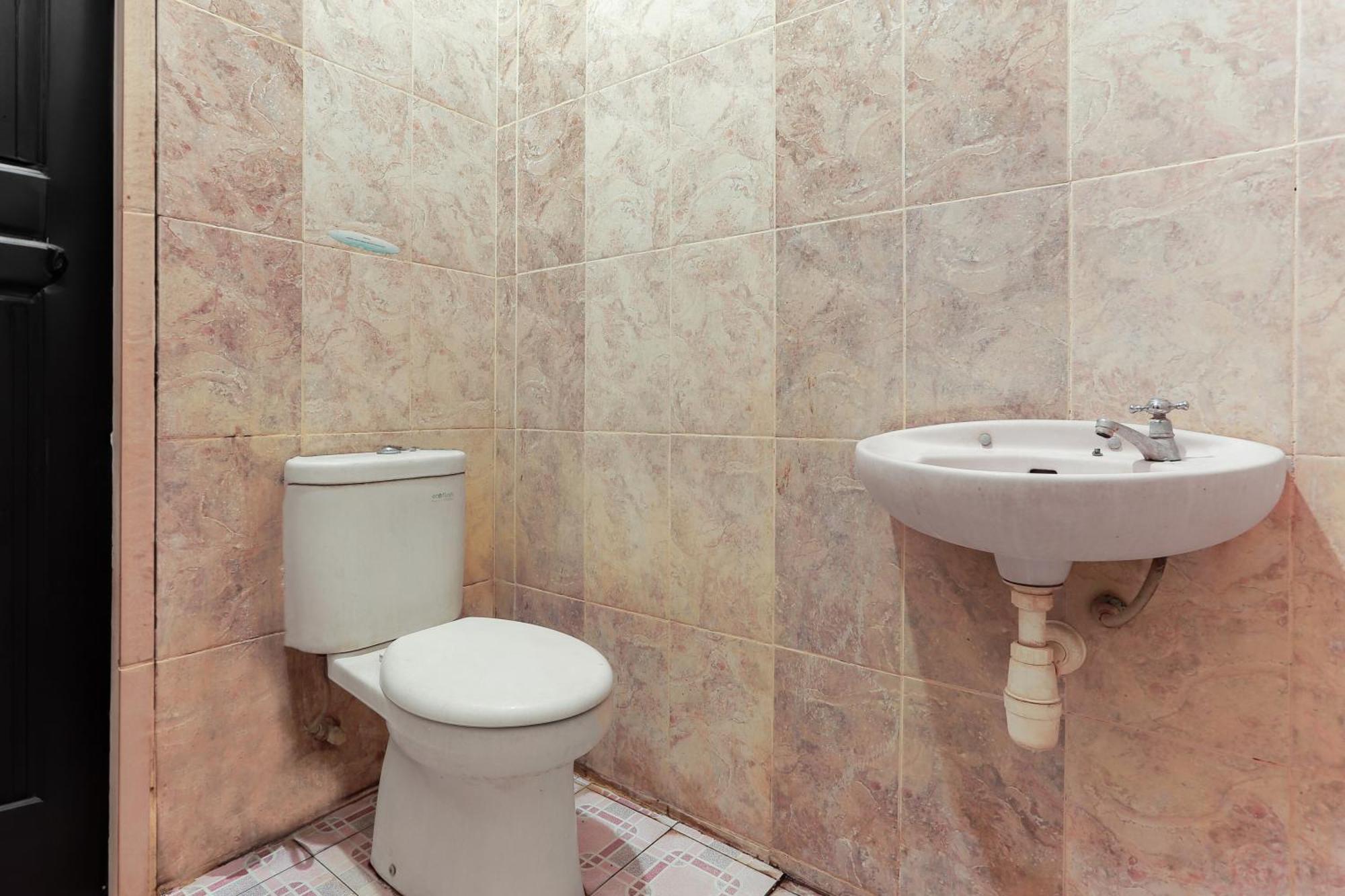 Oyo 93046 Hotel Fortuna Parepare Kültér fotó