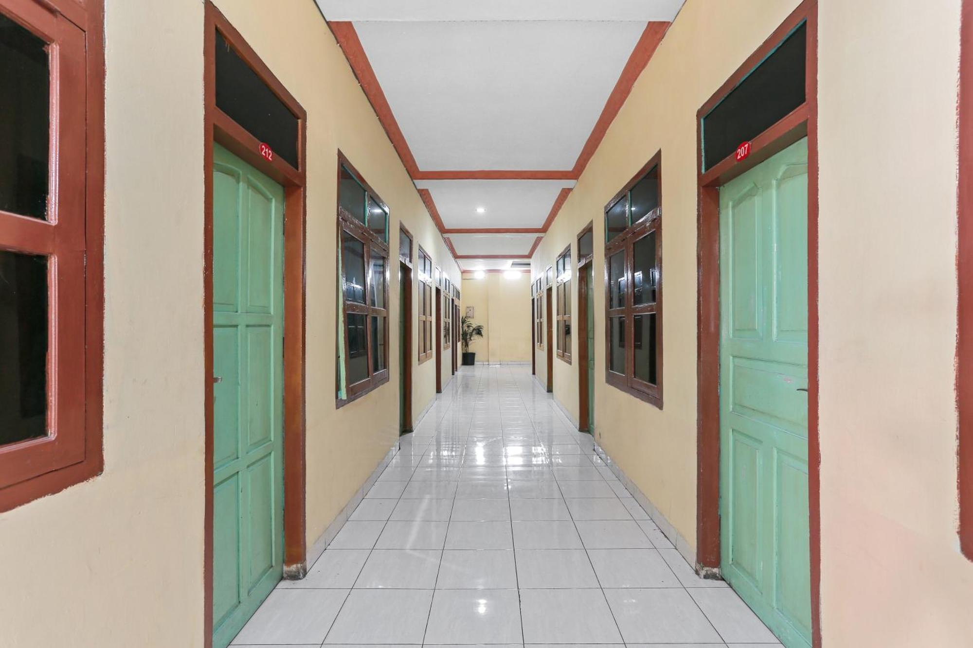 Oyo 93046 Hotel Fortuna Parepare Kültér fotó