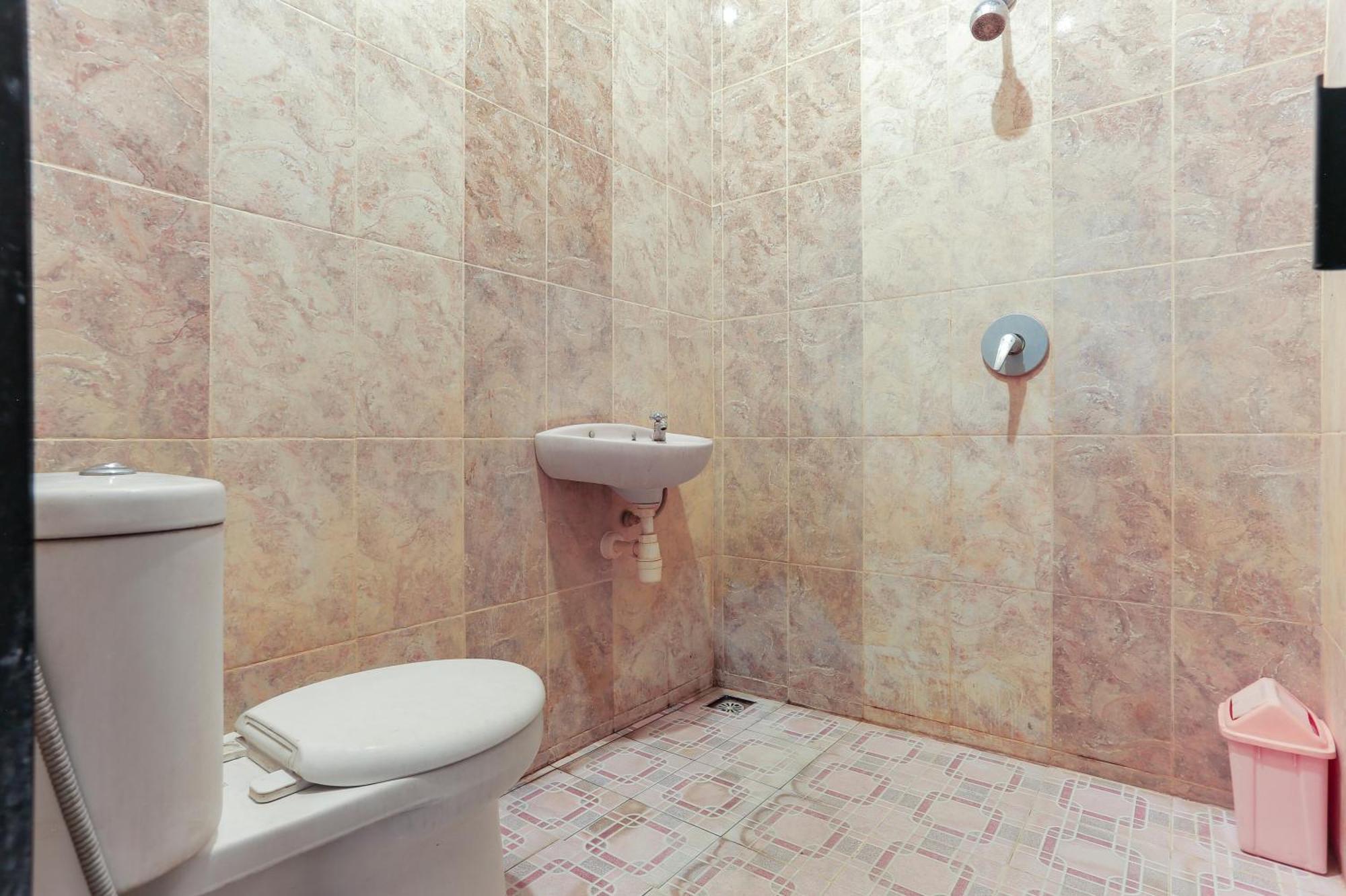 Oyo 93046 Hotel Fortuna Parepare Kültér fotó
