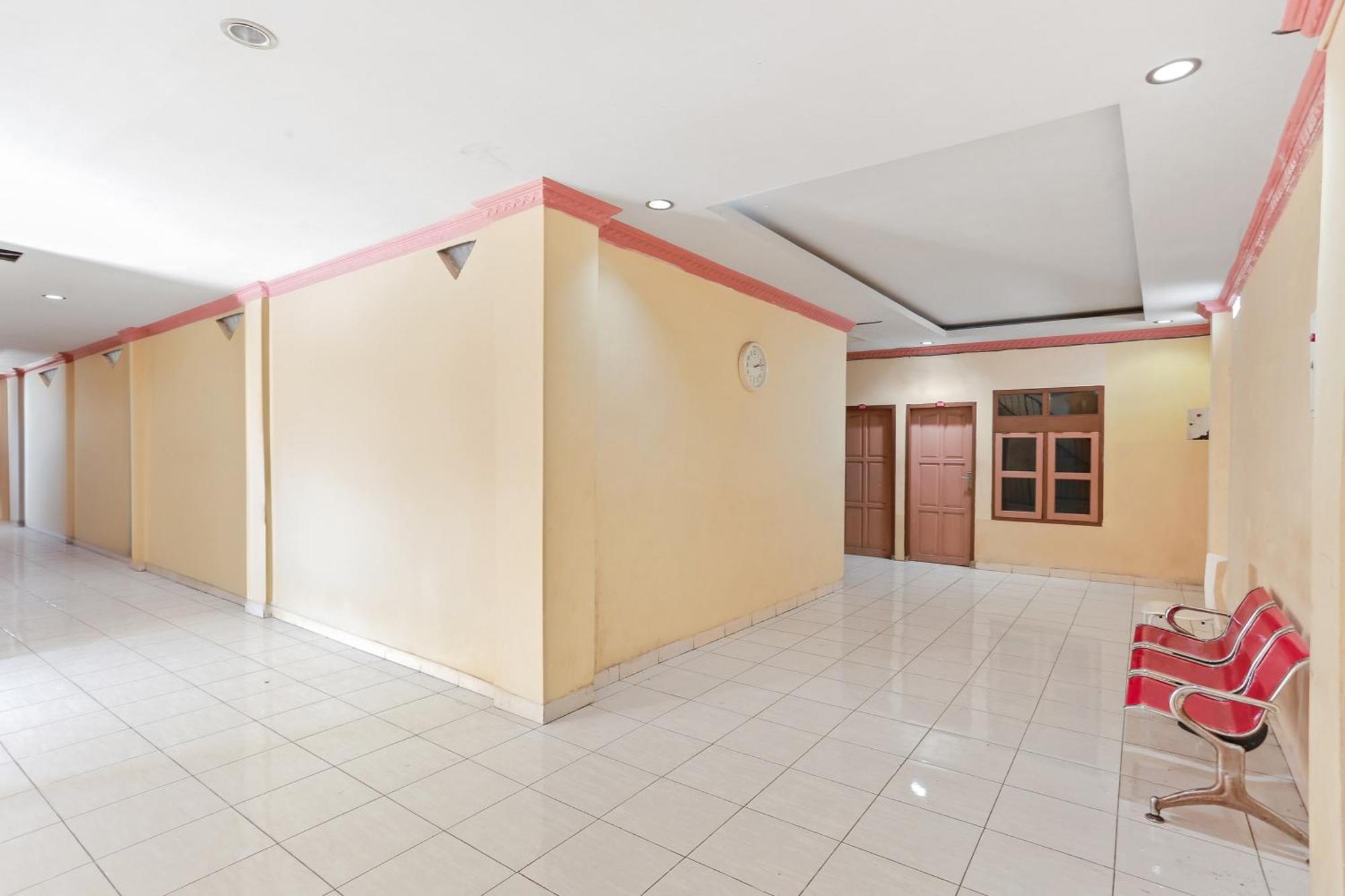 Oyo 93046 Hotel Fortuna Parepare Kültér fotó