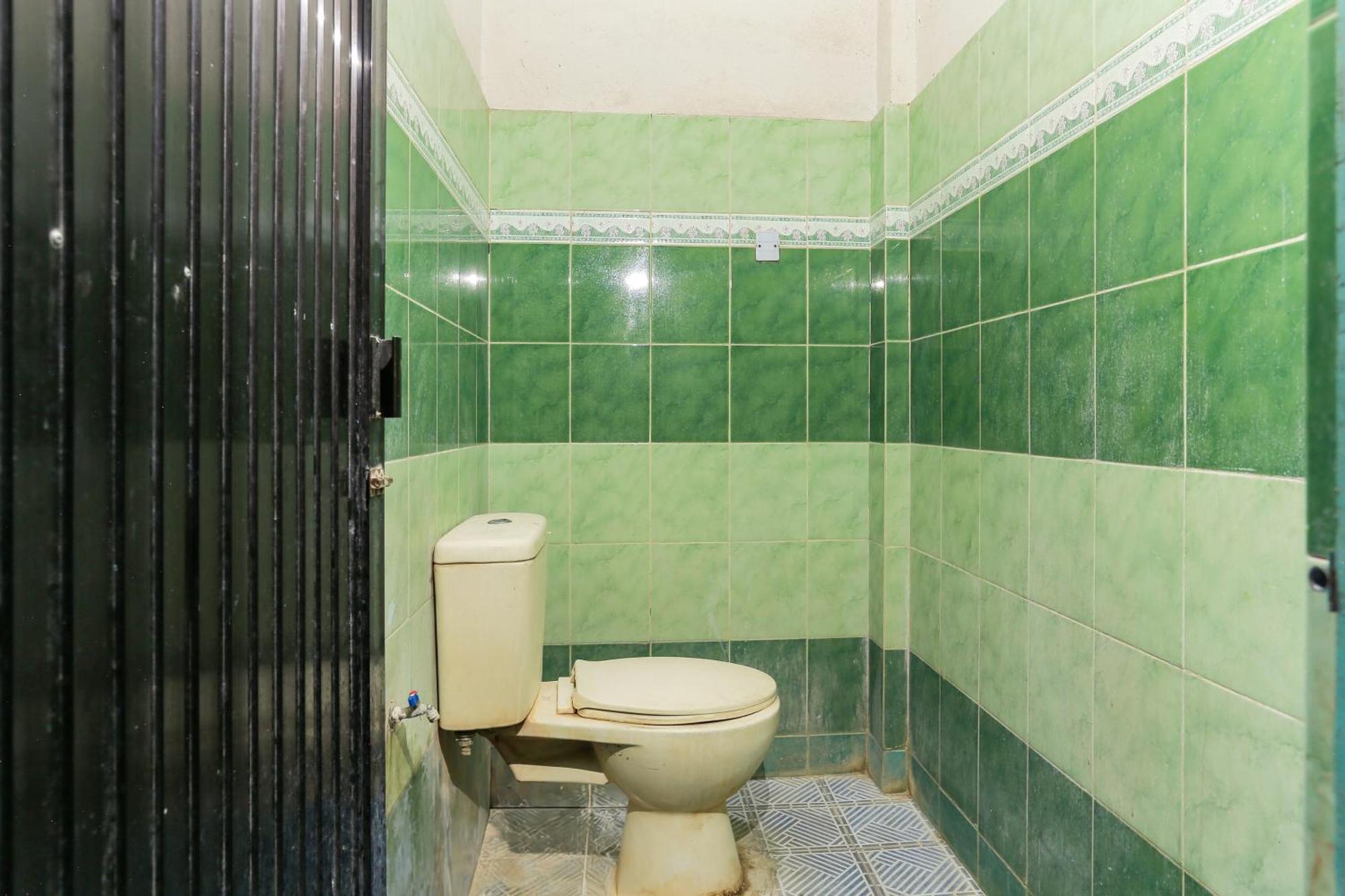 Oyo 93046 Hotel Fortuna Parepare Kültér fotó