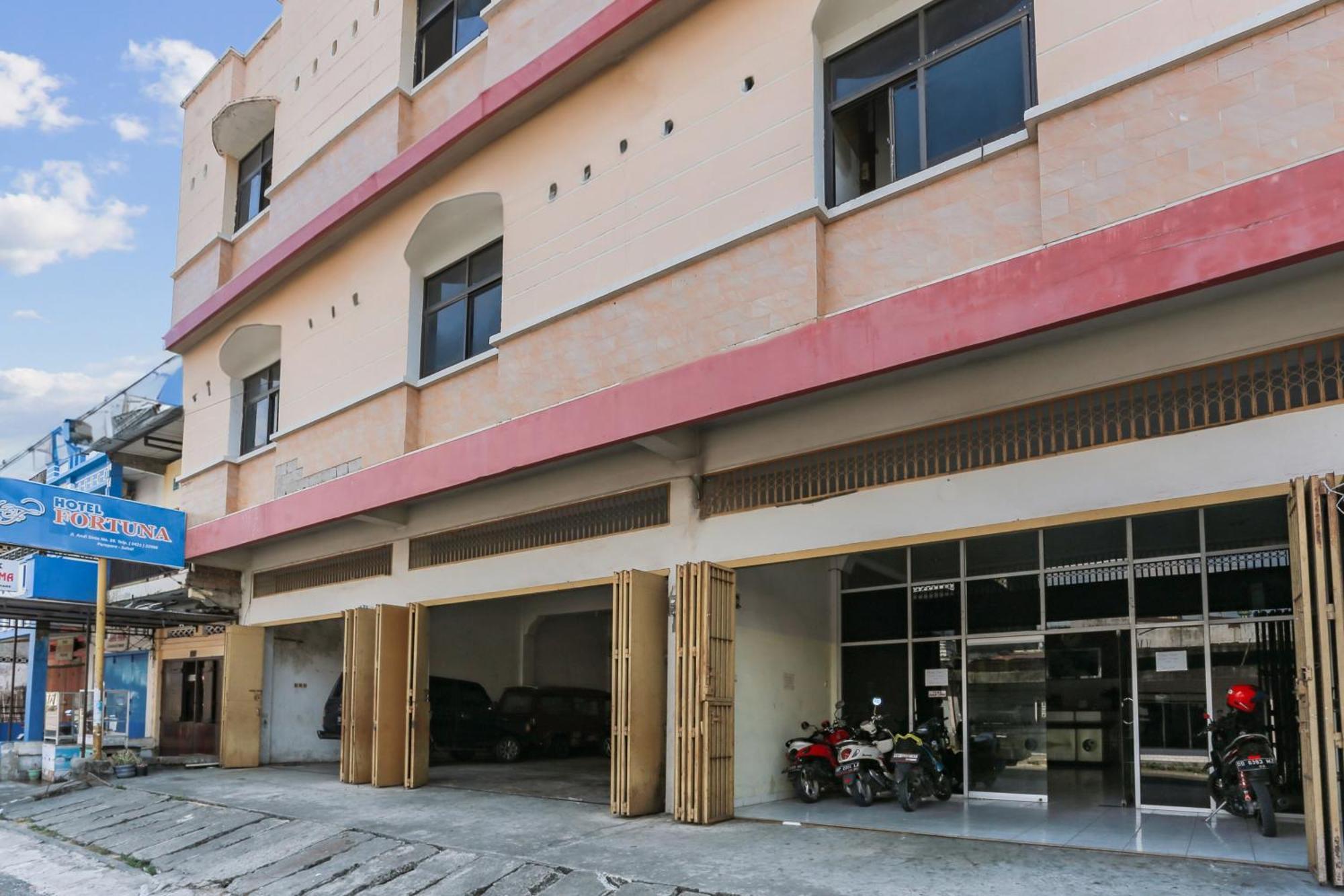 Oyo 93046 Hotel Fortuna Parepare Kültér fotó